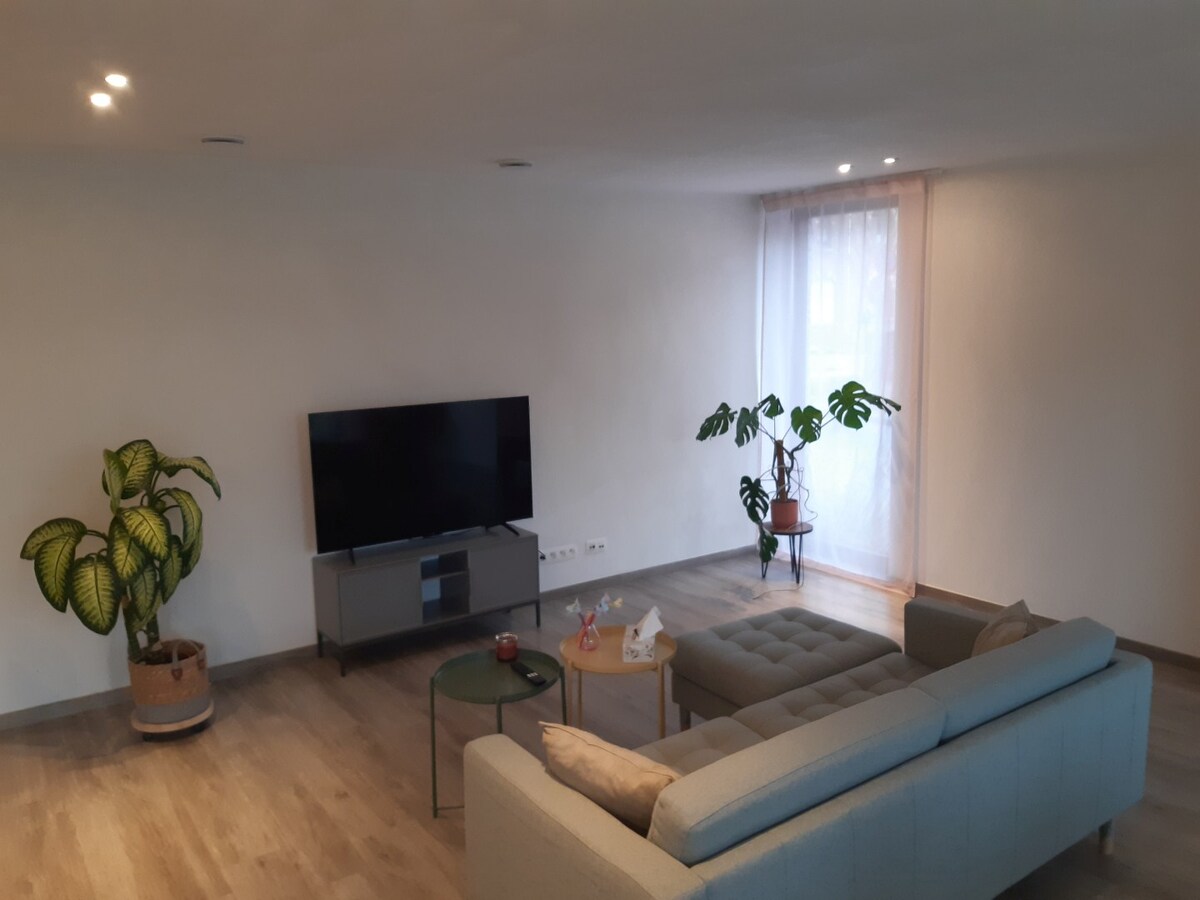 BEN-appartement met terras en tuintje. 