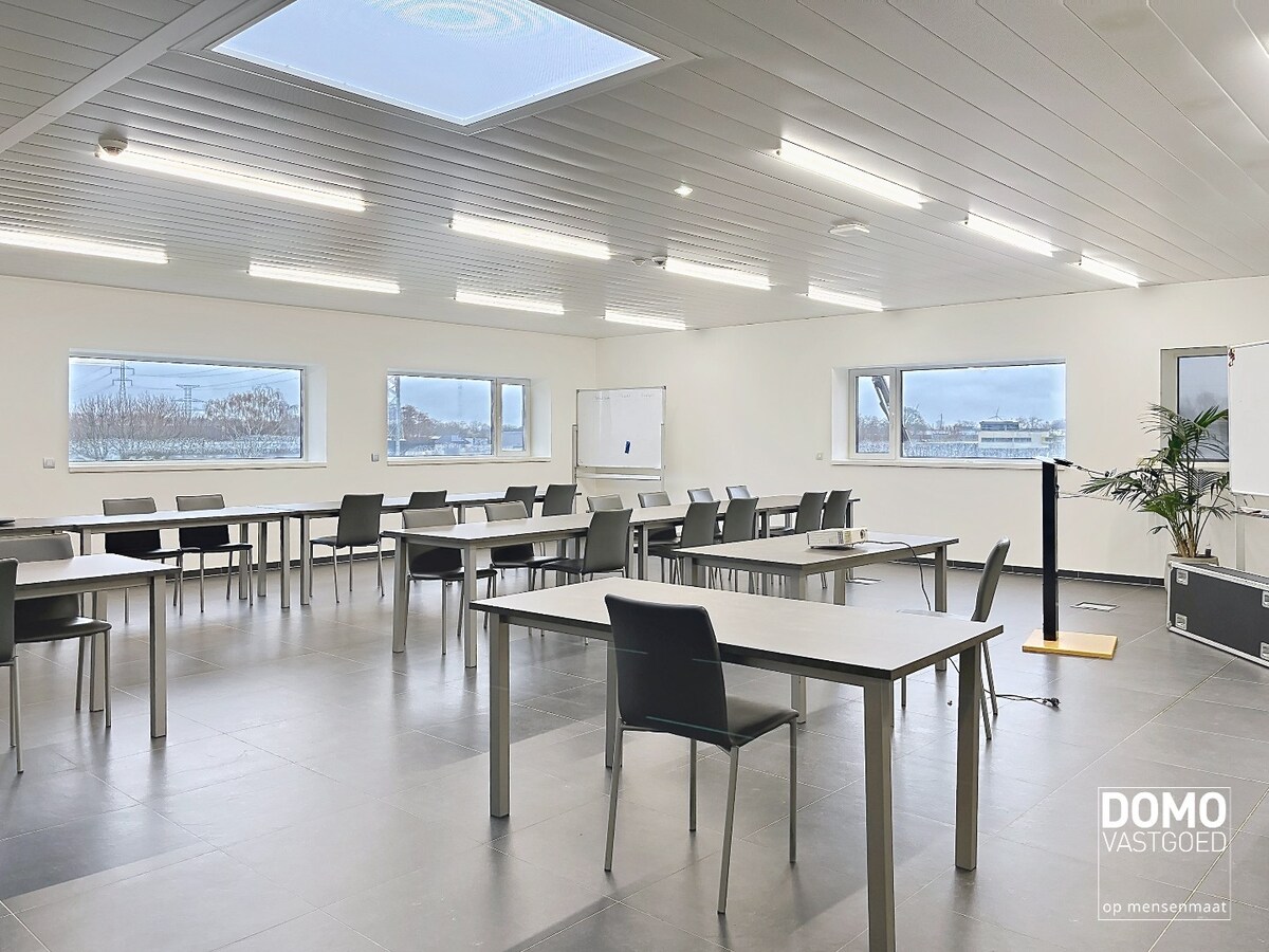 INNOVATIEVE RUIMTE MET LABO, LOGISTIEKE VOORZIENINGEN EN RESEARCH &amp; DEVELOPMENT IN EEN ECO-BEDRIJFSGEBOUW TE PAAL 