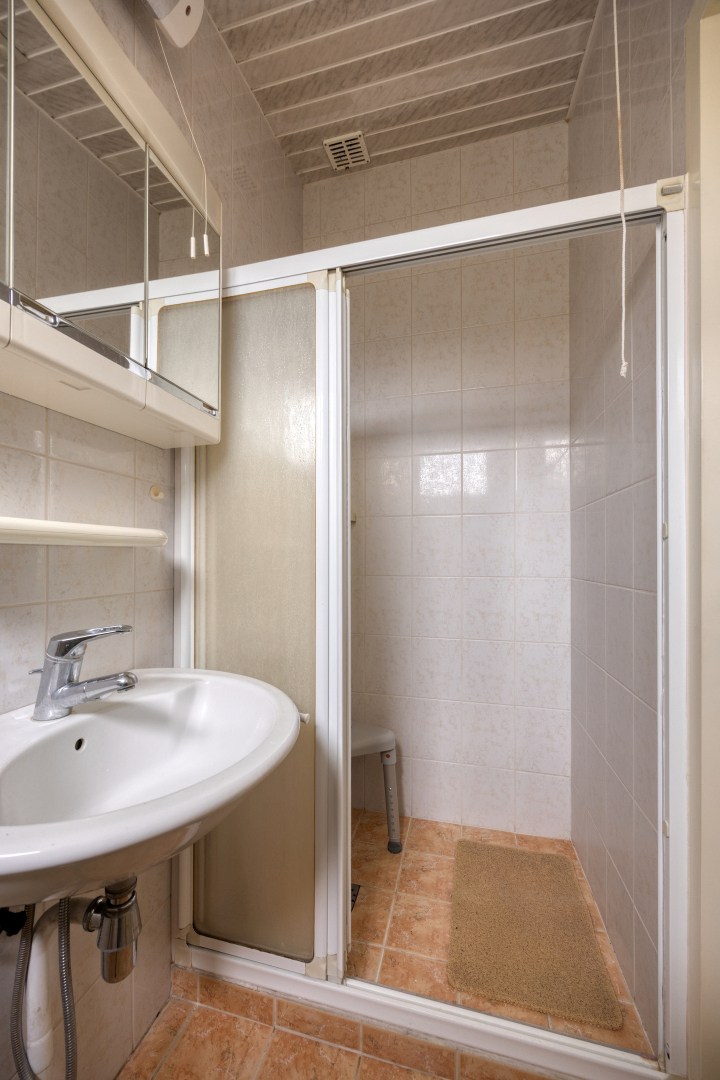 Rustig gelegen vrijstaande bungalow op steenworp afstand van jachthaven en Veerse Meer, deze woning dient gemoderniseerd te worden maar biedt vele mogelijkheden. 