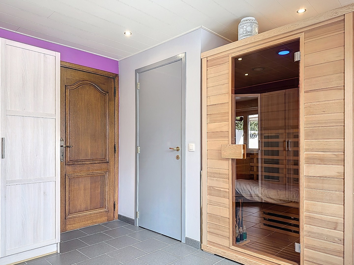 Instapklare bel-etage woning met mooi aangelegde tuin in Merksem 