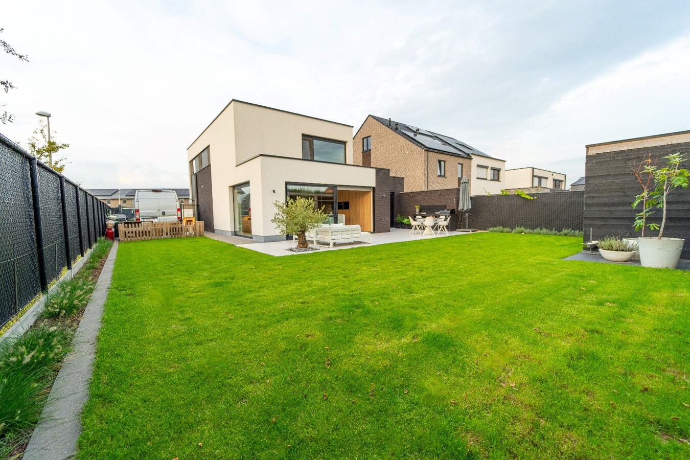 Prachtige villa met tuin, terras &amp; garage in Hasselt - 3 slaapkamers, bouwjaar 2019. 