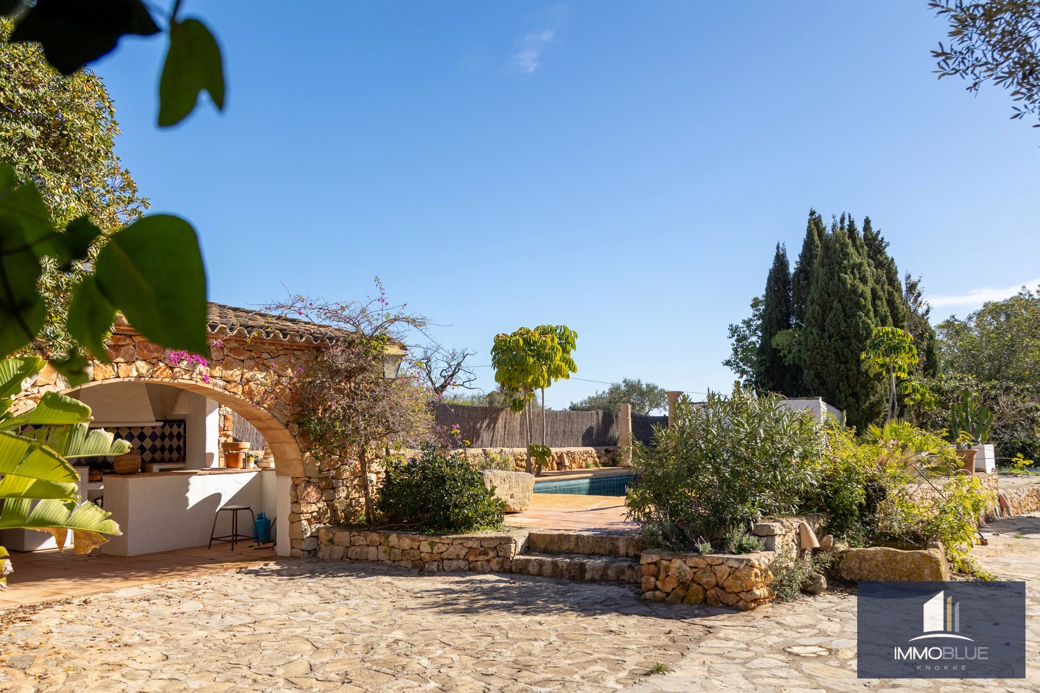 Dit uitzonderlijke landgoed, gelegen op een royaal perceel van 18.500 m² . 