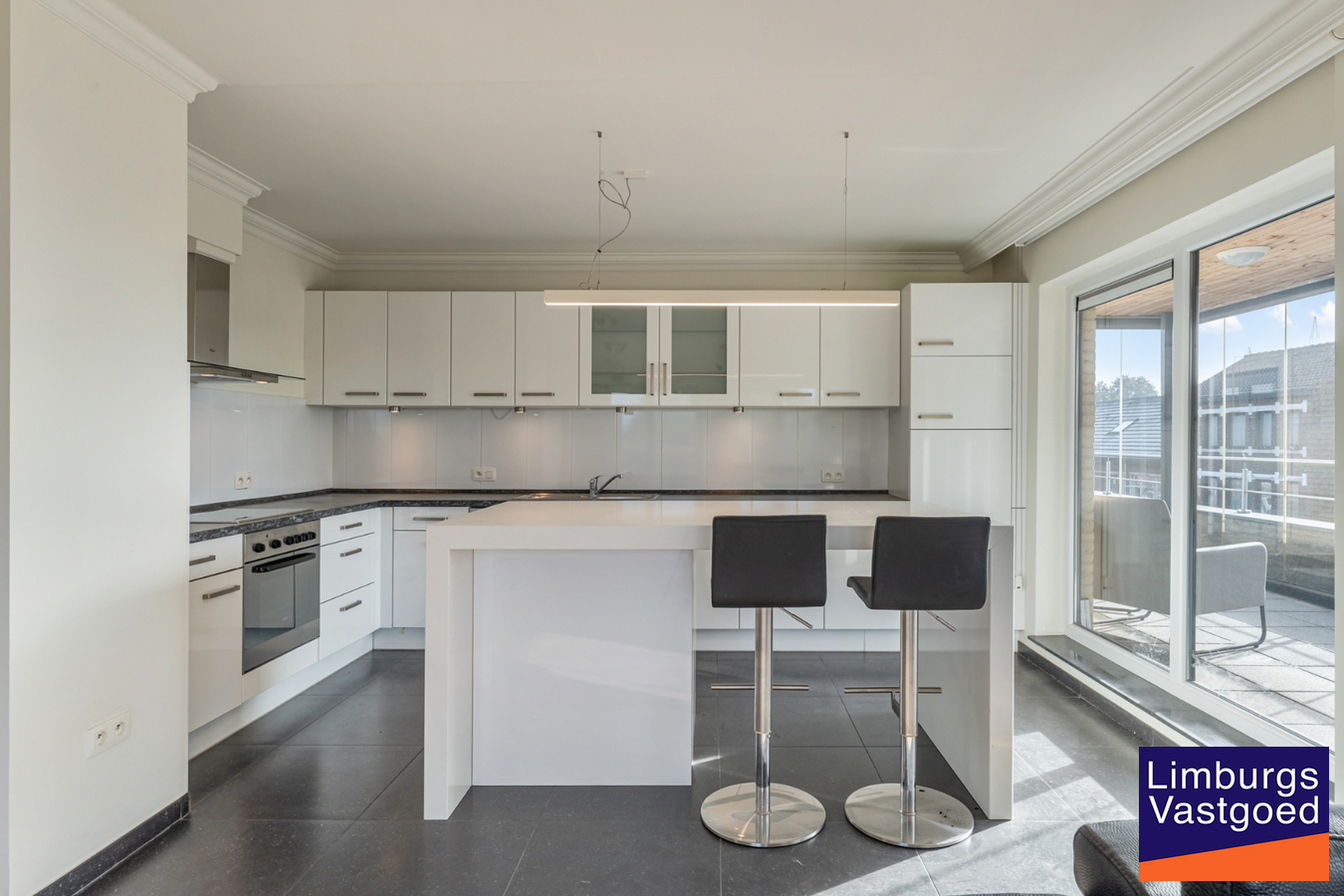 Exclusief penthouse met ruim terras, 2 slpk, extra brede autostaanplaats, centrum Houthalen 