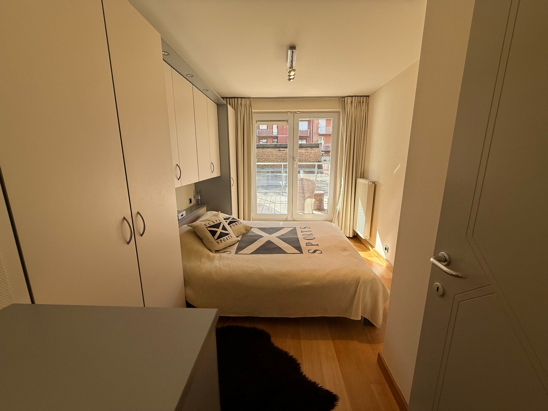 Meublé - Appartement idéalement situé et parfaitement entretenu avec 2 chambres et une grande terrasse situé dans l'avenue Van Bunnen. 