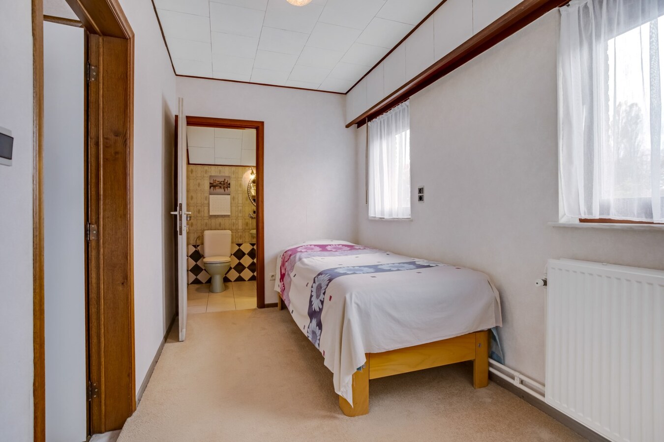 Vrijstaande woning met garage op ruim perceel in het centrum. 