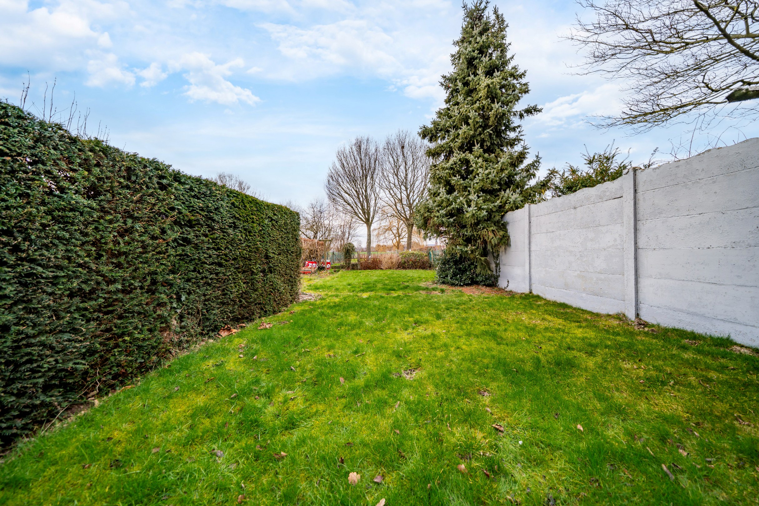 Halfopen bebouwing met 3 slaapkamers, tuin en garage. 