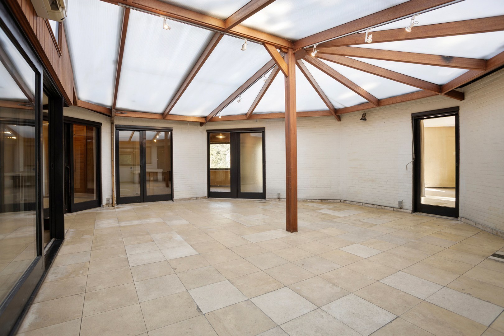 Ruime woning in een doodlopende straat met 4 slaapkamers, 2 badkamers op een prachtig perceel vlak bij het Meerdaalwoud 