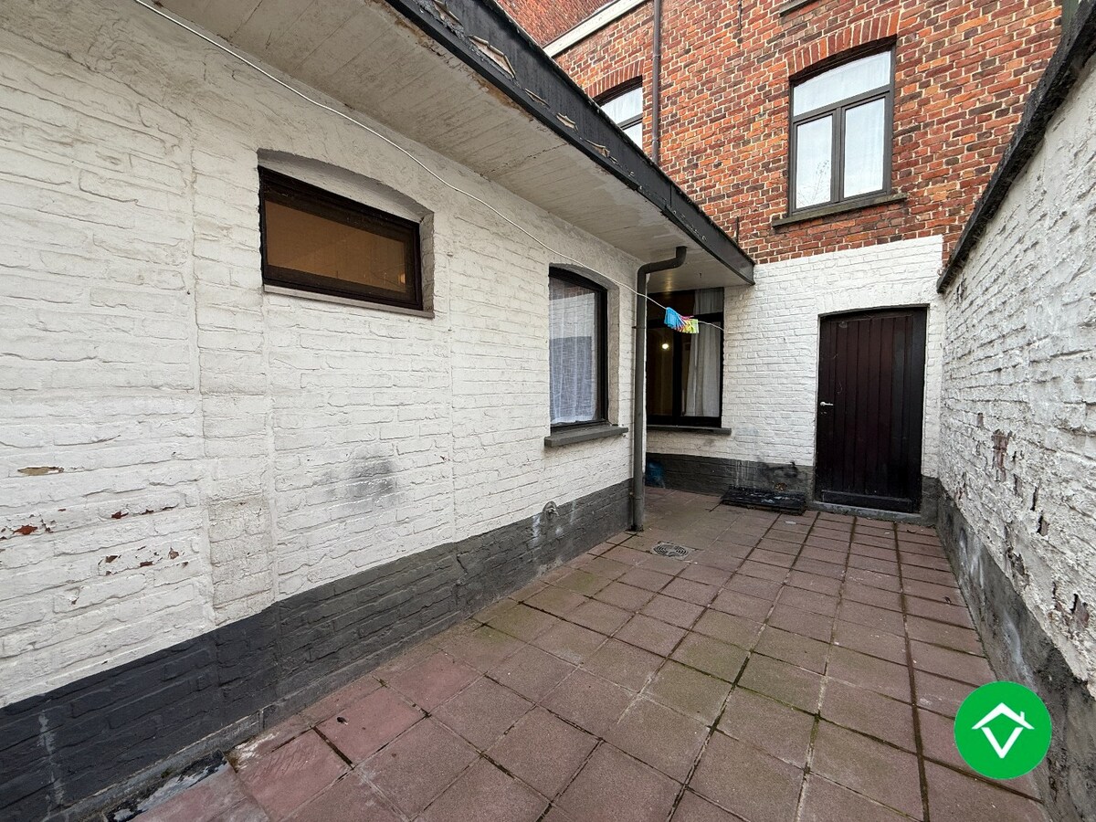 Woning met 3 slaapkamers en koer te centrum Roeselare 