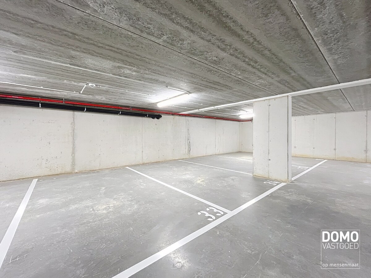 VOLLEDIG AFGEWERKT NIEUWBOUWAPPARTEMENT MET 2 SLAAPKAMERS, TERRAS, ONDERGRONDSE AUTOSTANDPLAATS EN KELDERBERGING IN RESIDENTIE "DE KWINT" TE ZONHOVEN 