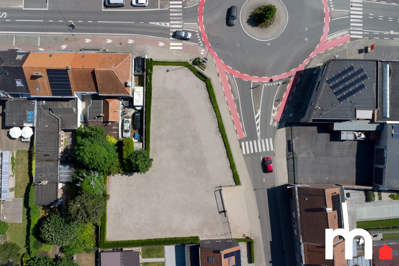 Veelzijdig terrein met verharding – ideaal als extra stockageruimte of parking 