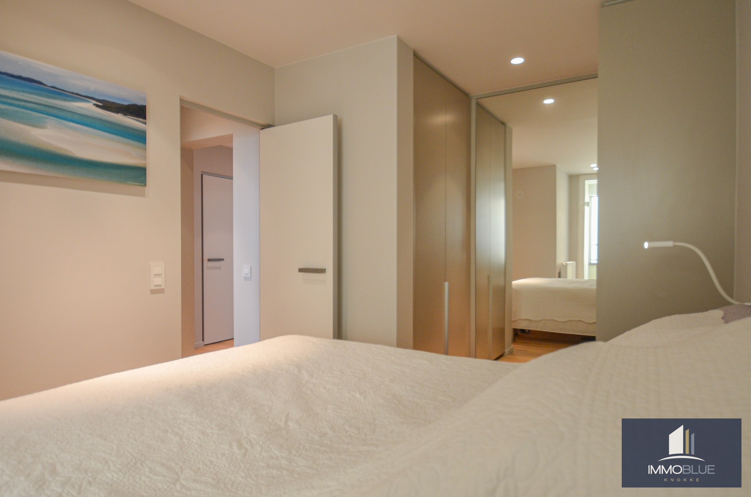 L’appartement bénéficie d’une double orientation, avec une vue frontale sur la mer à l’avant et une vue dégagée sur l’arrière-pays à l’arrière. 