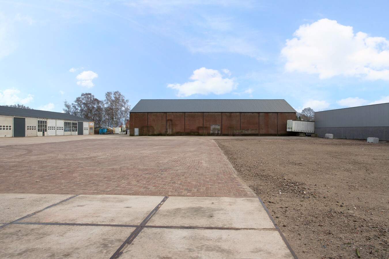 Te huur: “Opslag/overslaghal met buiten terrein”  aan de Rijt 31 te Luyksgestel, voorheen van KLG met buitenterrein. 