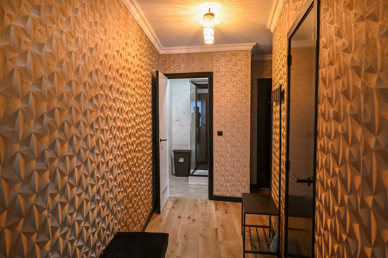 KNAP GELIJKVLOERS APPARTEMENT OP TOPLIGGING 