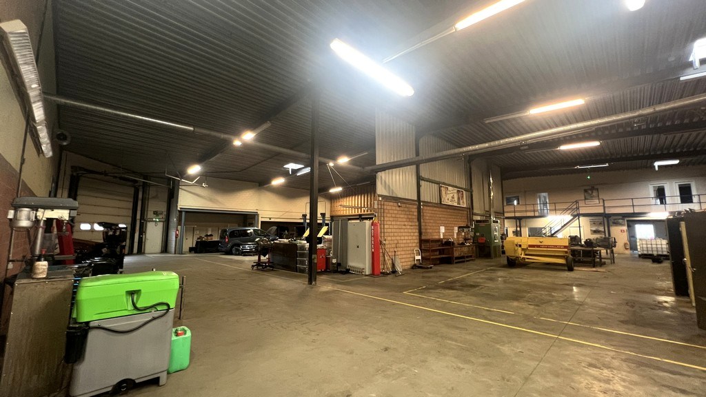 Magazijn met kantoren te huur in Industriepark Drongen