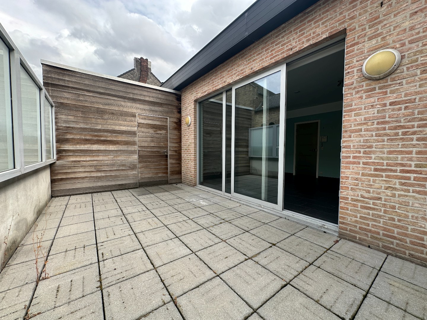 Lichtrijk appartement met 1 slpk en groot zonnig terras, hartje Torhout 