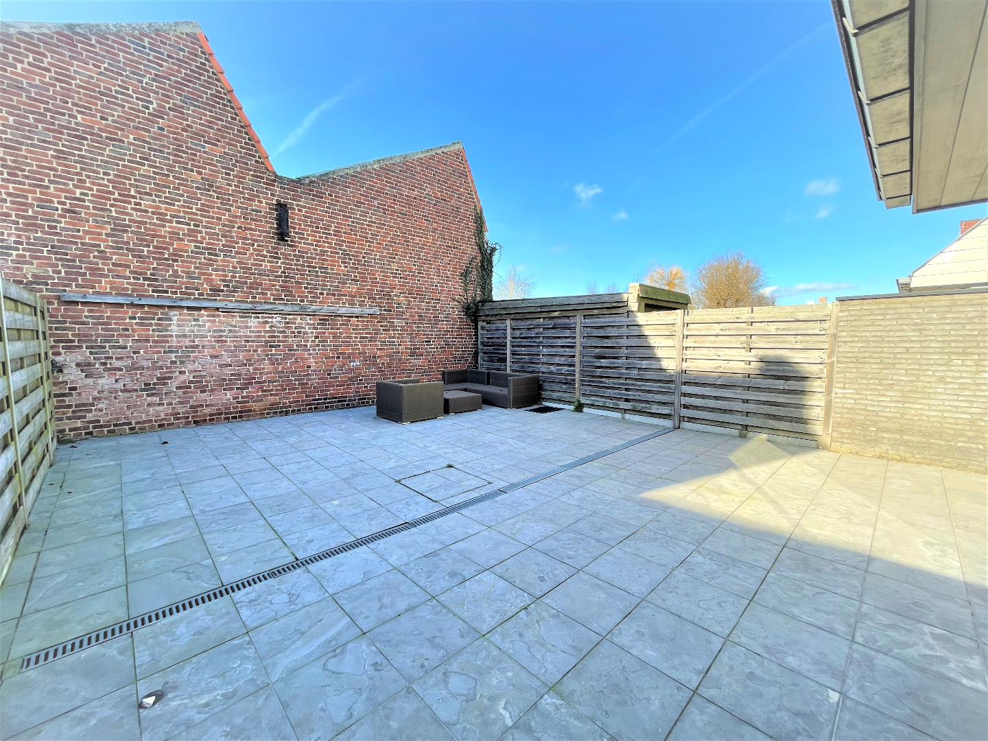 Recente woning met garage en aangename tuin 