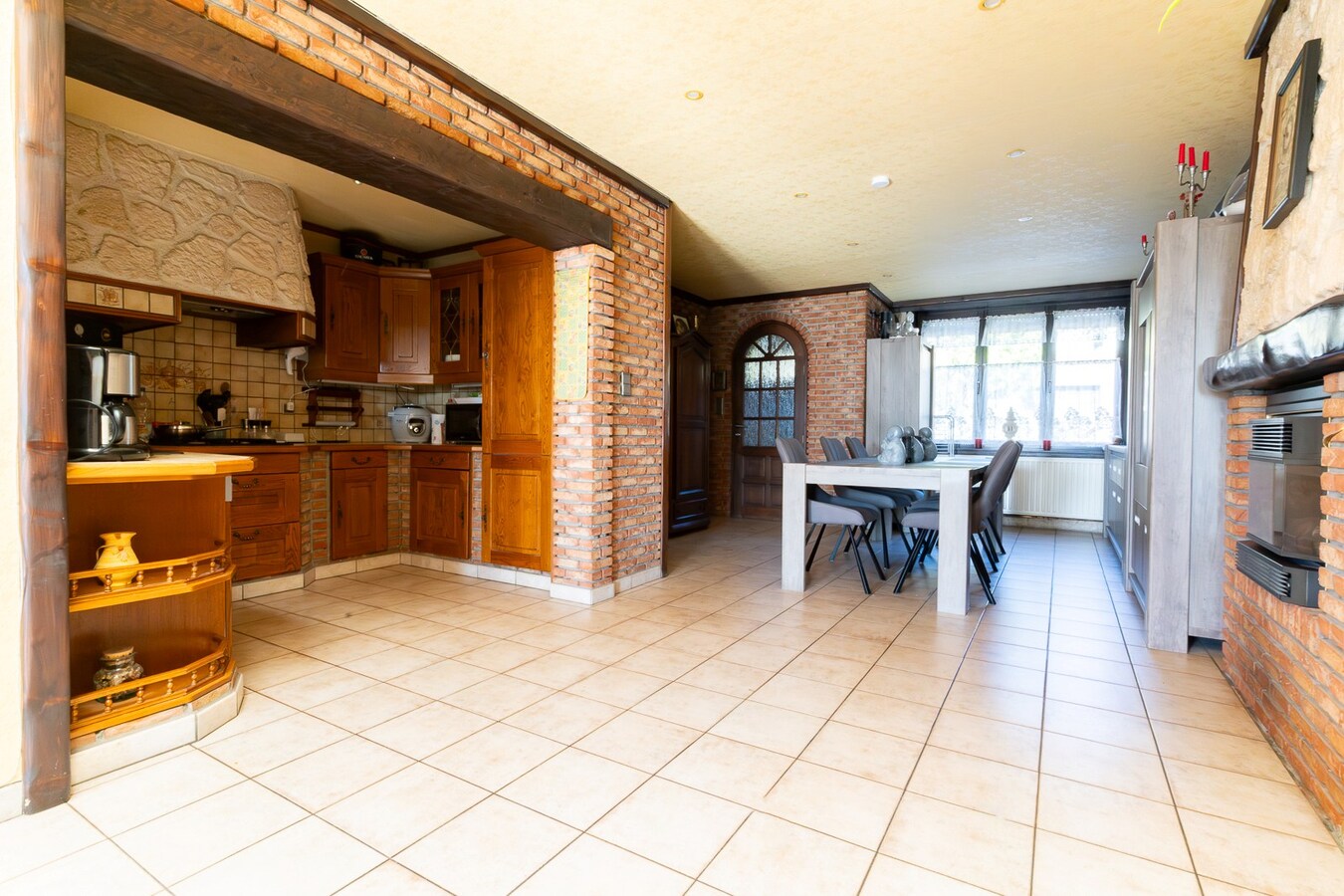 3 façades érigée sur 875m² avec terrain à bâtir, parking privé, double garage. 