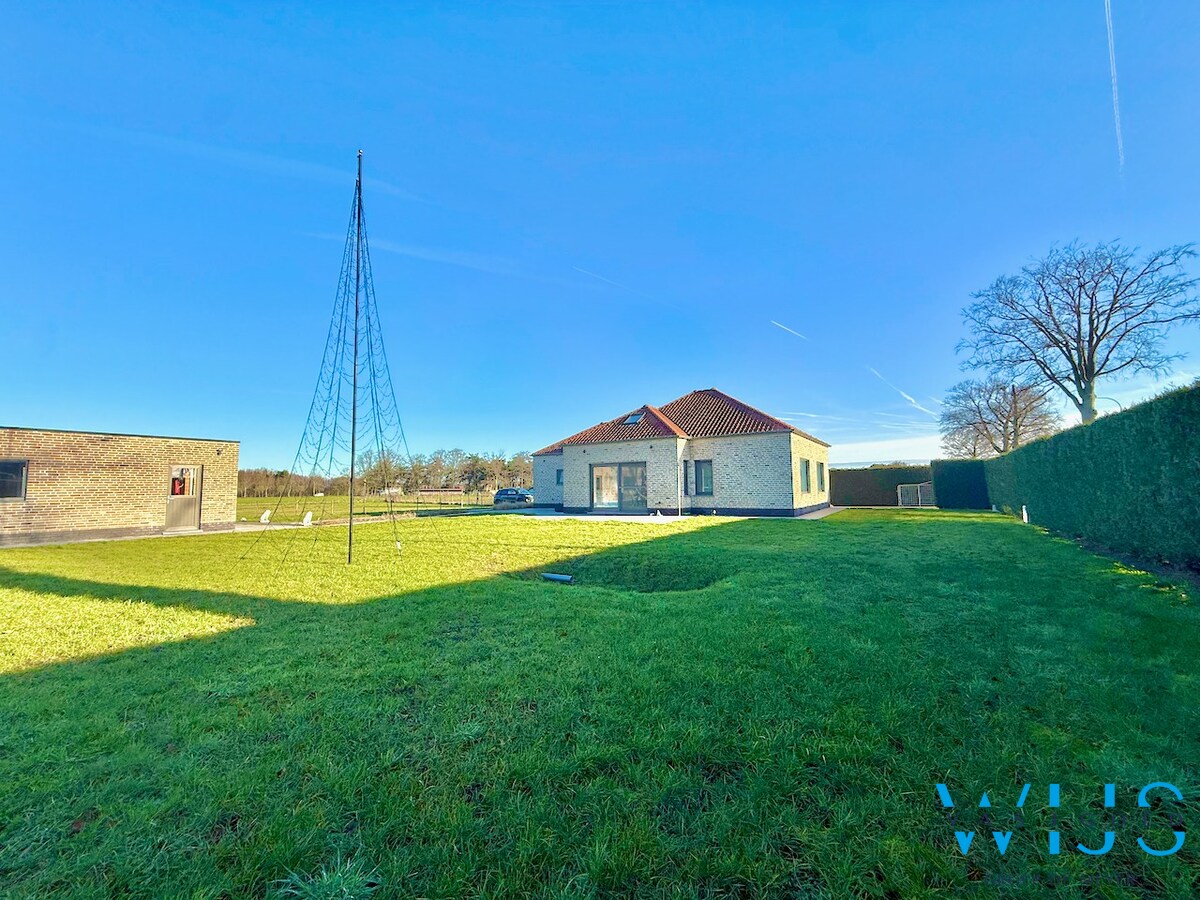 Volledig gerenoveerd woonhuis op 4.734 m² te Maldegem ! 