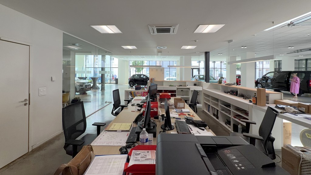 Showroom met magazijn te huur aan het Handelsdok in Gent