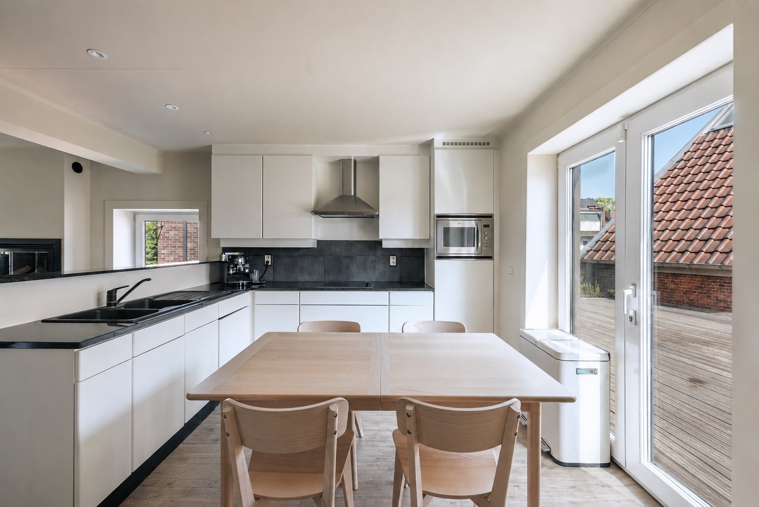 Instapklaar duplexappartement met ruim terras op centrale ligging te Wetteren 