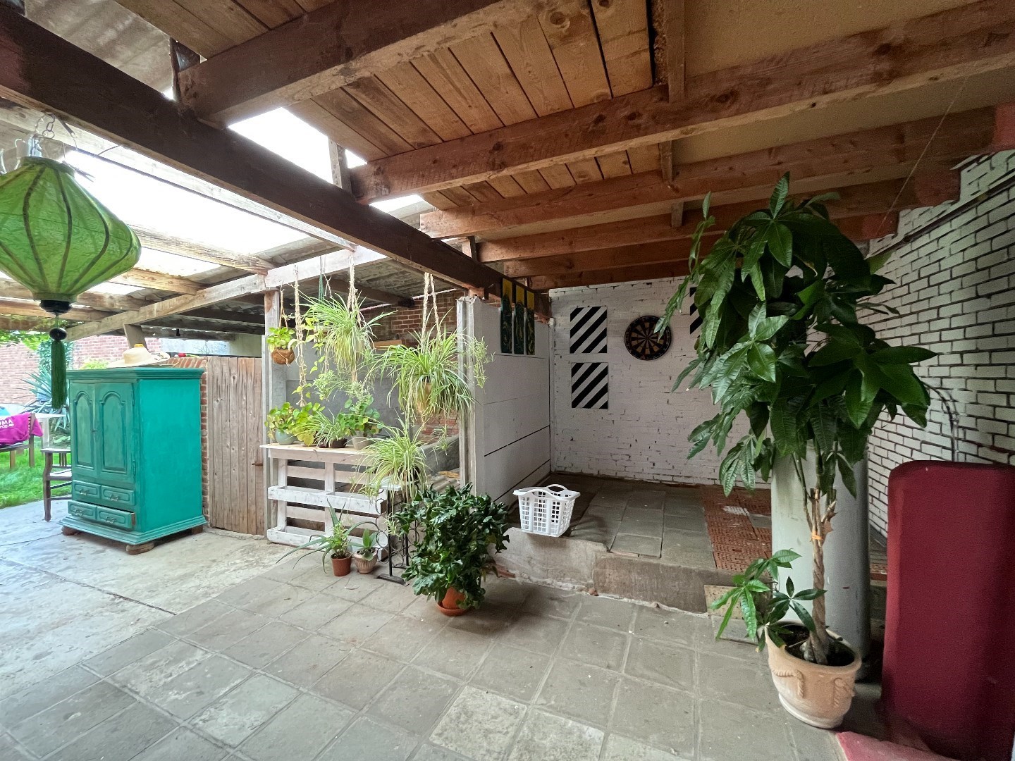 Ruime gezinswoning met grote tuin nabij het centrum van Larum 