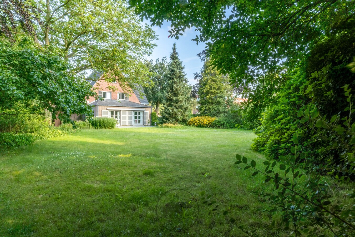Statige villa met ruime tuin (bouwgrond) te Melle-Merelbeke 