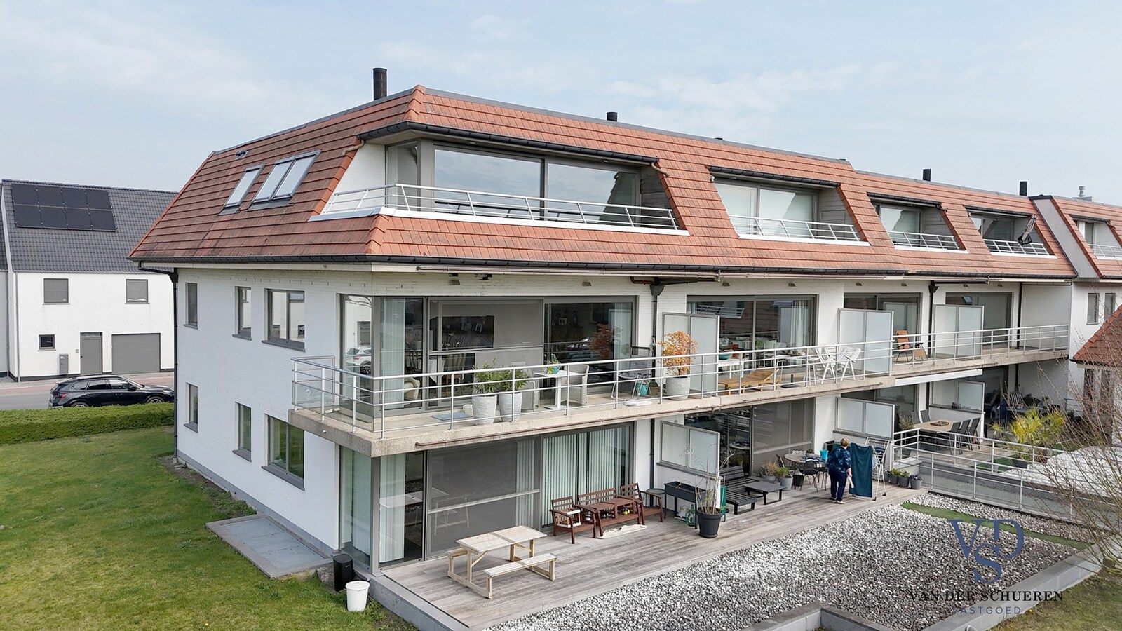 Lichtrijk appartement mét ondergrondse garage en berging. 