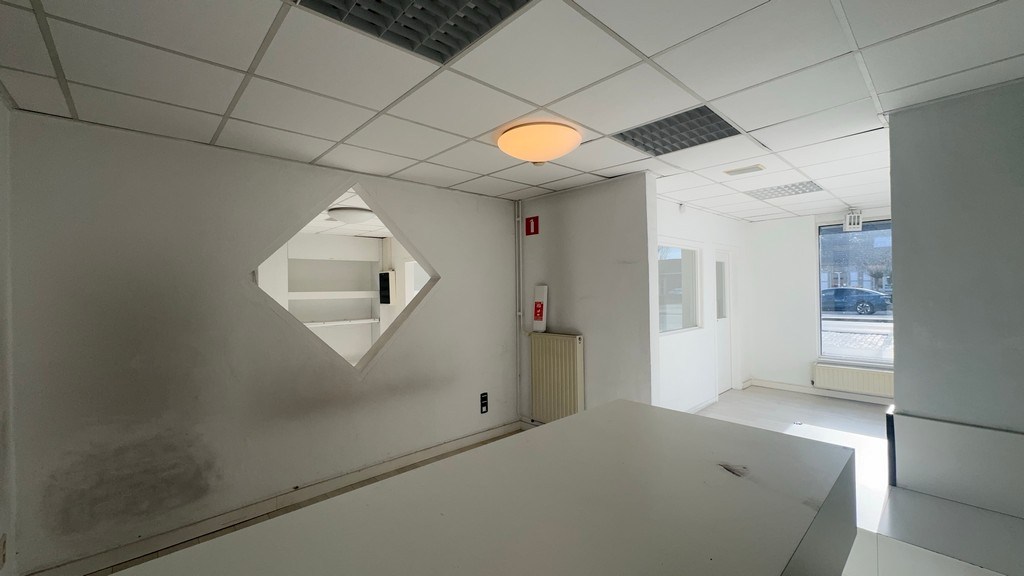 Commercieel gelegen handelspand te koop in Deinze (Astene)