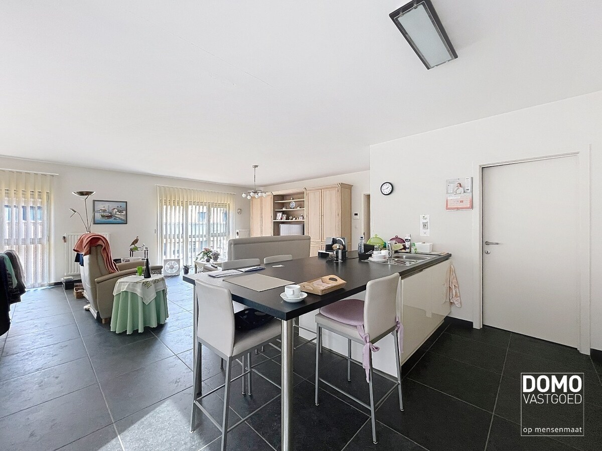 RUIM APPARTEMENT VAN 120 M² MET TERRAS, LIFT, 2 SLAAPKAMERS EN AUTOSTANDPLAATS GELEGEN TE CENTRUM KERMT 