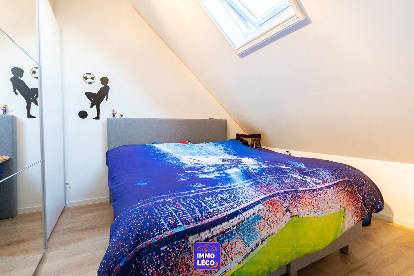 Maison entièrement rénovée avec beaux volumes, terrasse et jardin. 