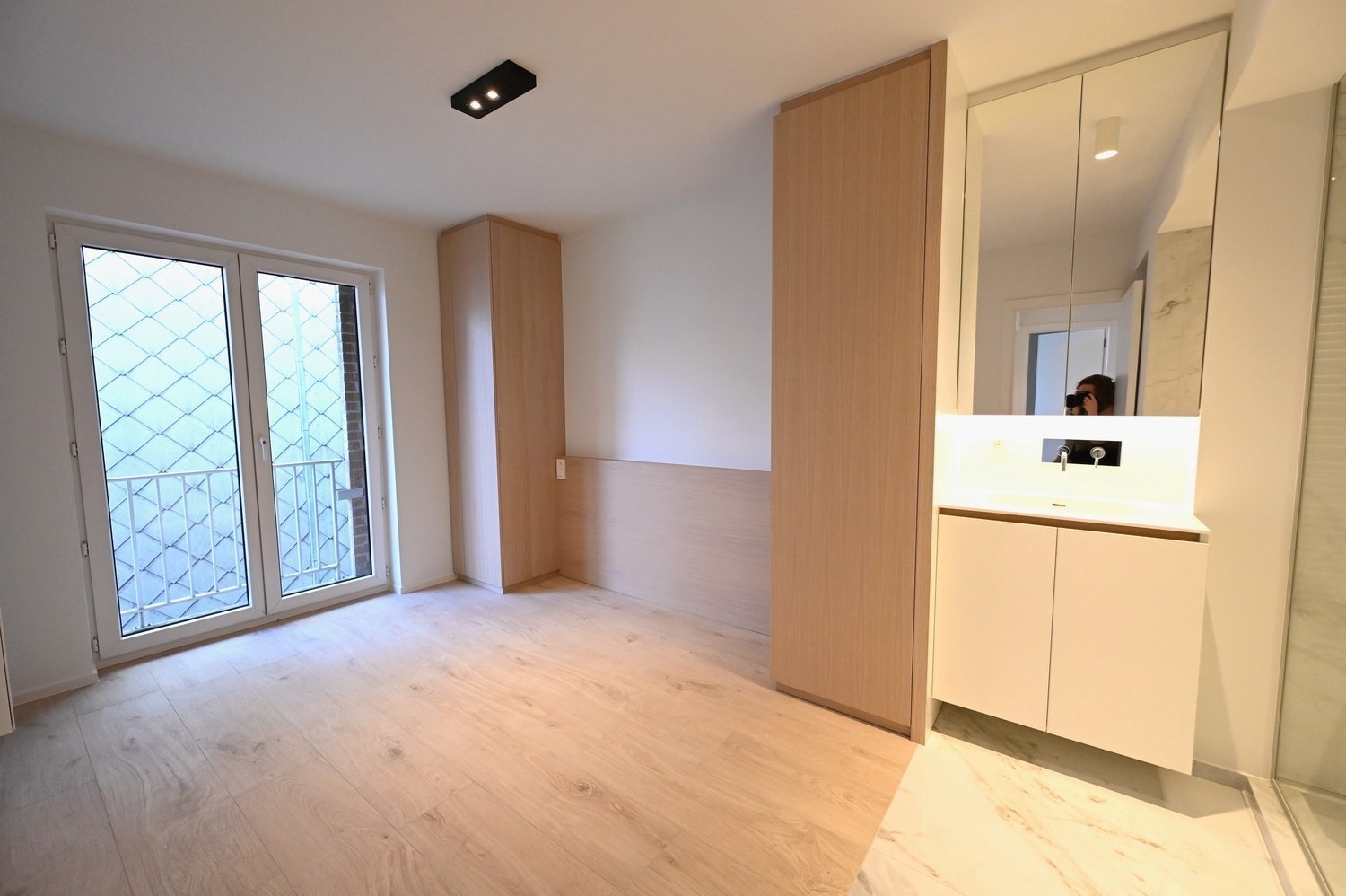 Non meublé - Neuf - Appartement luxueusement rénové avec 3 chambres et une vue dégagée sur la place du Bourgmestre Frans Desmidt. 
