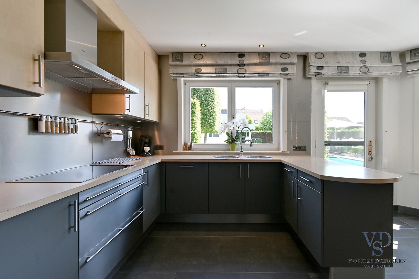 Tijdloze villa met zwembad in residentiële wijk 