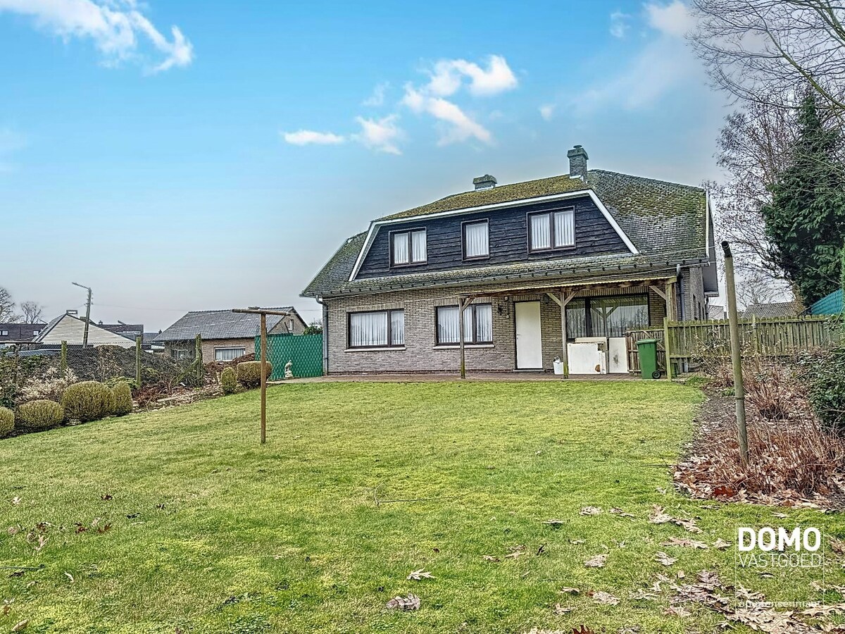 Charmante woning met ruime tuin en inpandige garage, rustig gelegen te Spalbeek. 