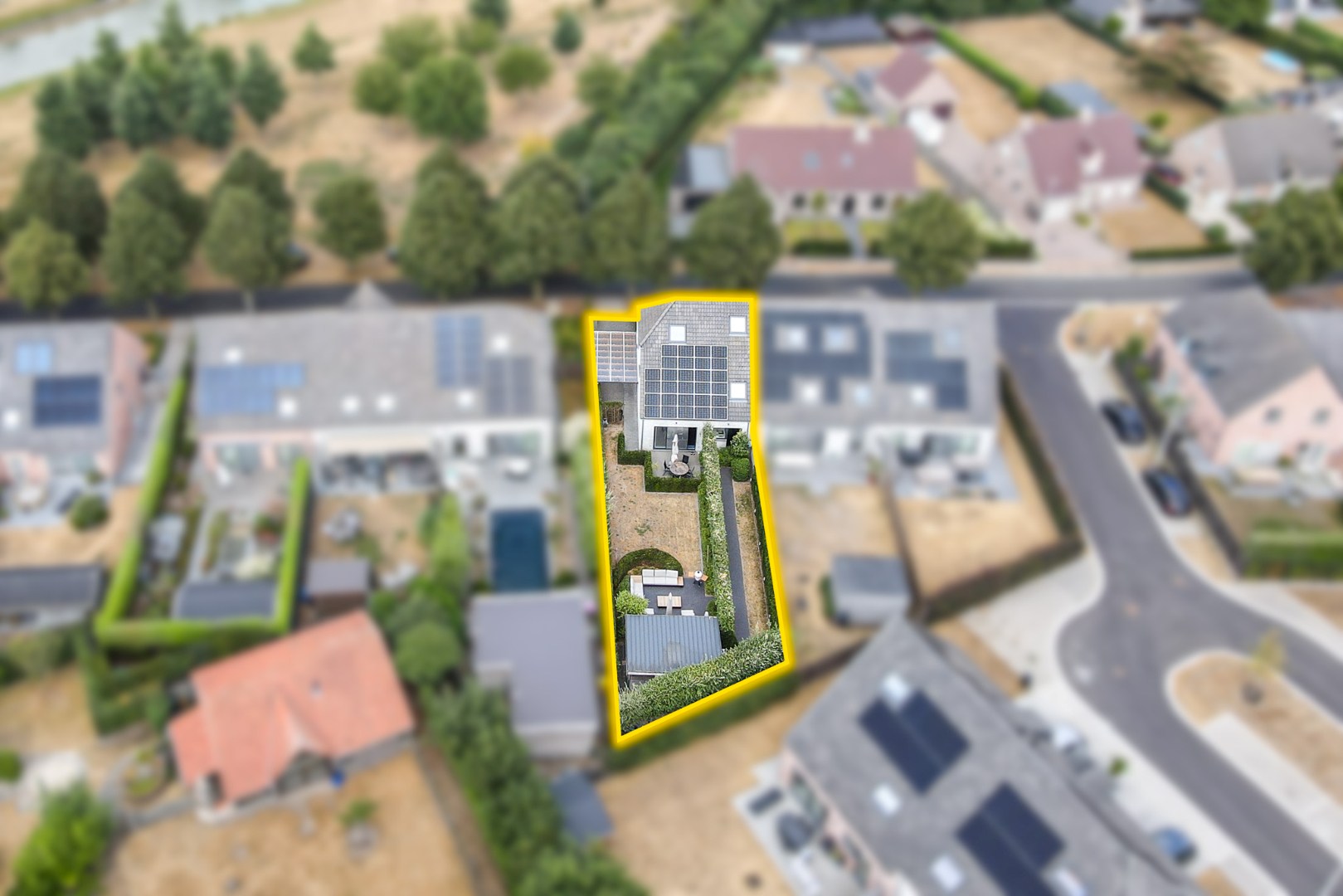 Moderne halfopen bebouwing met zonnige tuin en hoogwaardige afwerking 