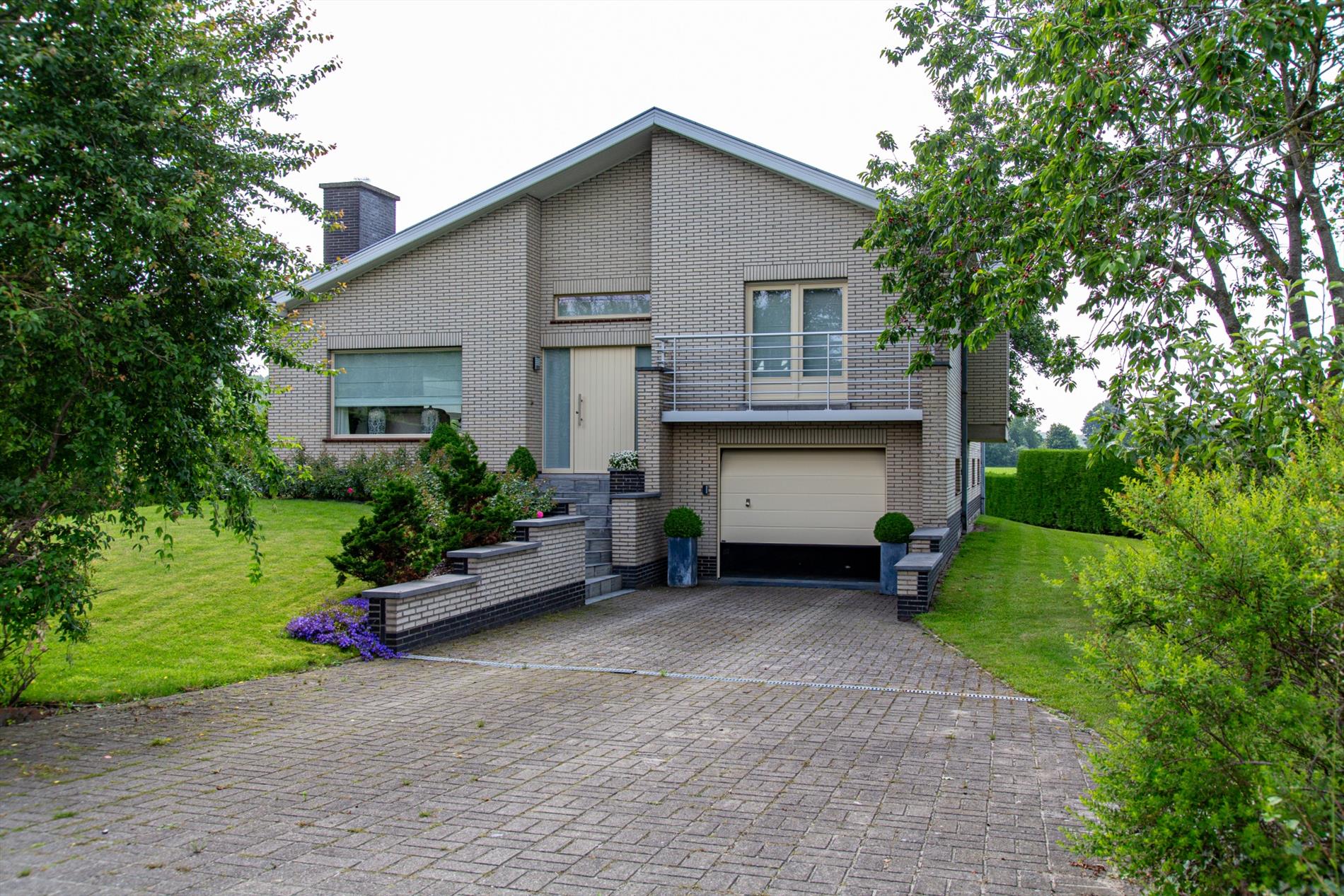 Gerenoveerde woning met 4 slpks én zonnepanelen (met stroomcertificaten!) rustig gelegen te Maldegem 