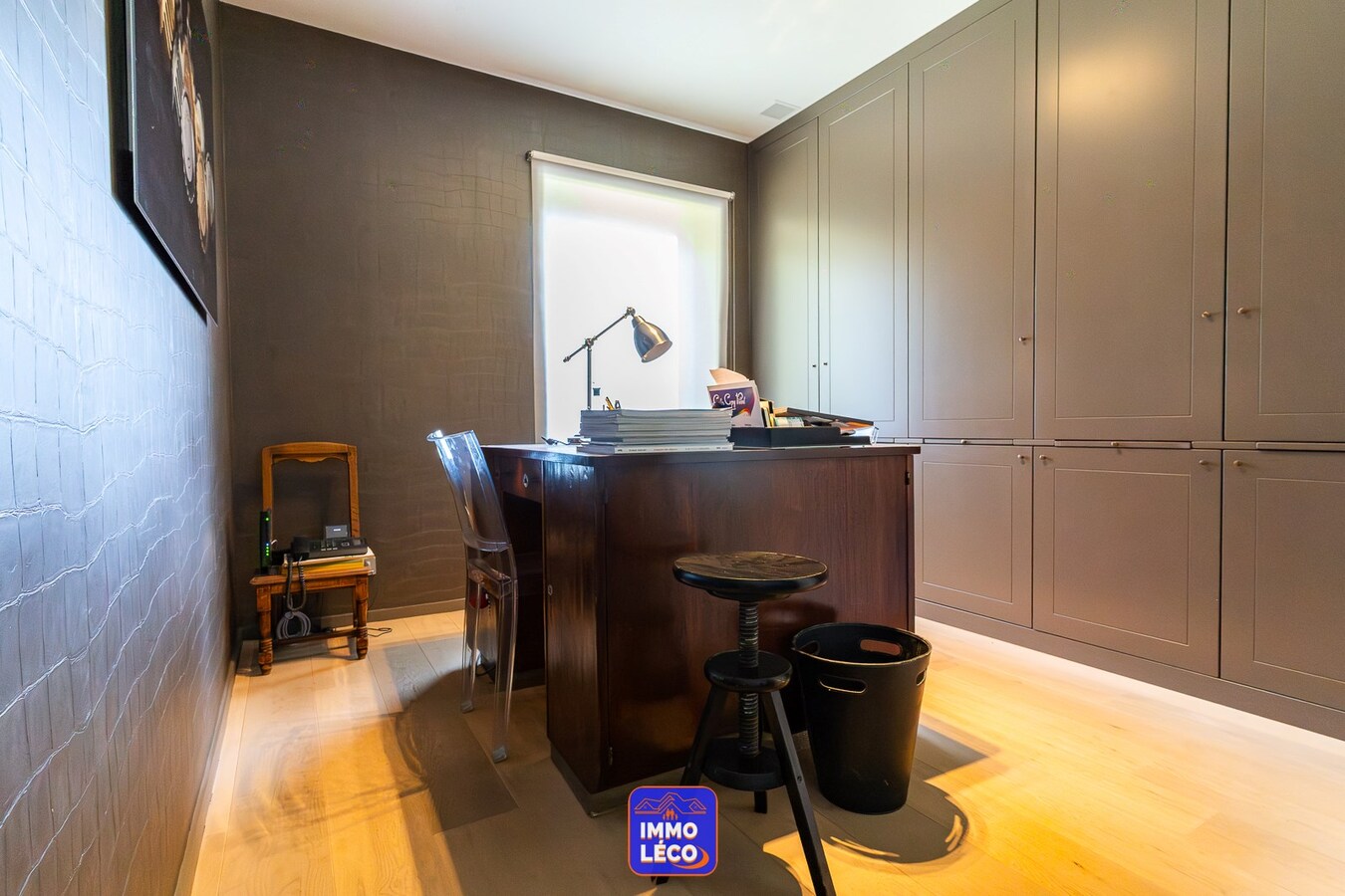 Villa semi Plain-Pied érigée sur 4592m², piscine, 4 garages, parking 10 voitures, ... COUP DE COEUR assuré ! 