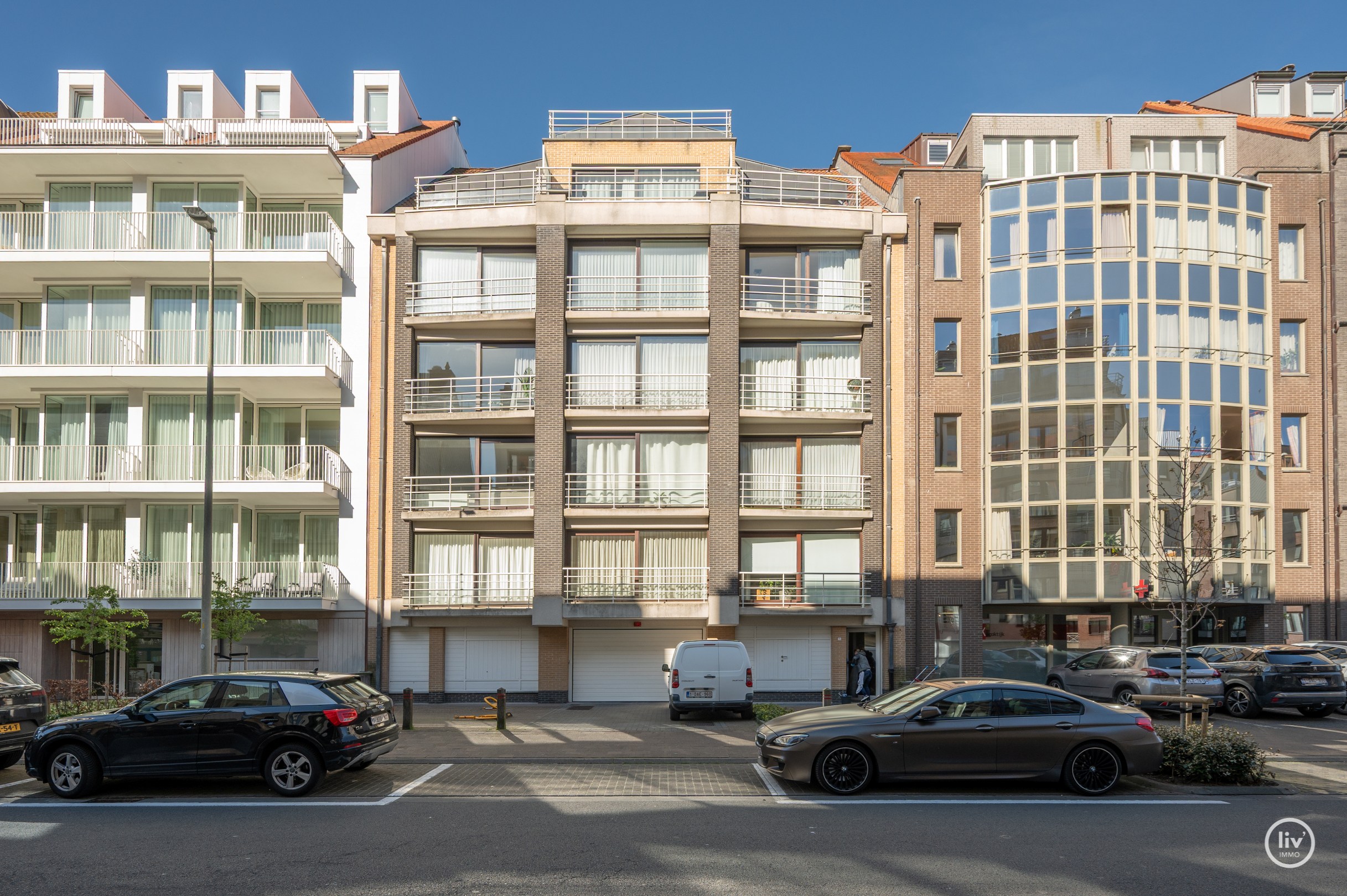 Prachtig gerenoveerd 2 slaapkamer-appartement gelegen te Leopoldlaan te Knokke met balkon. 