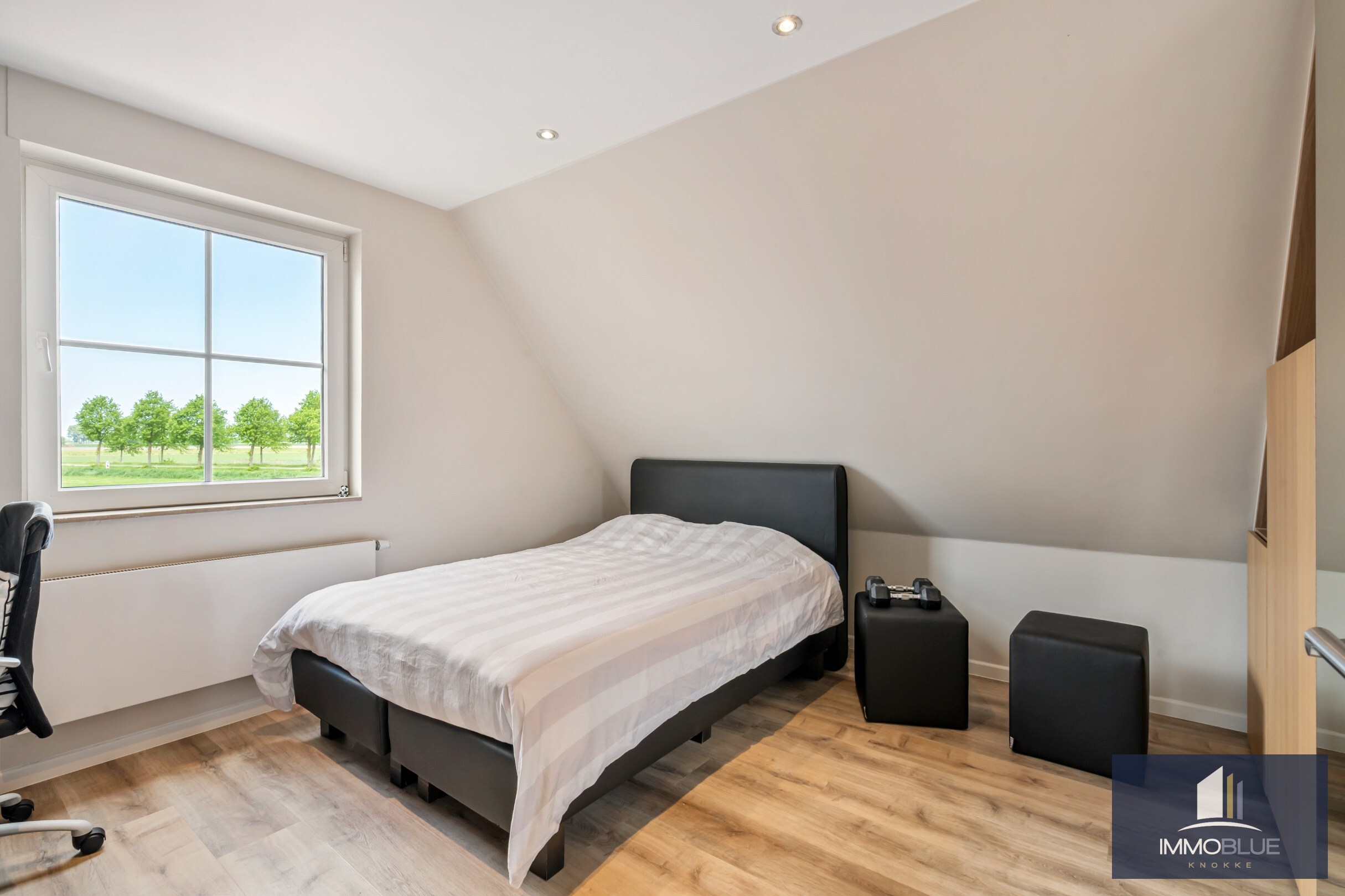 Domaine idylliquement situé avec maison rénovée, espace professionnel et installations équestres étendues. 