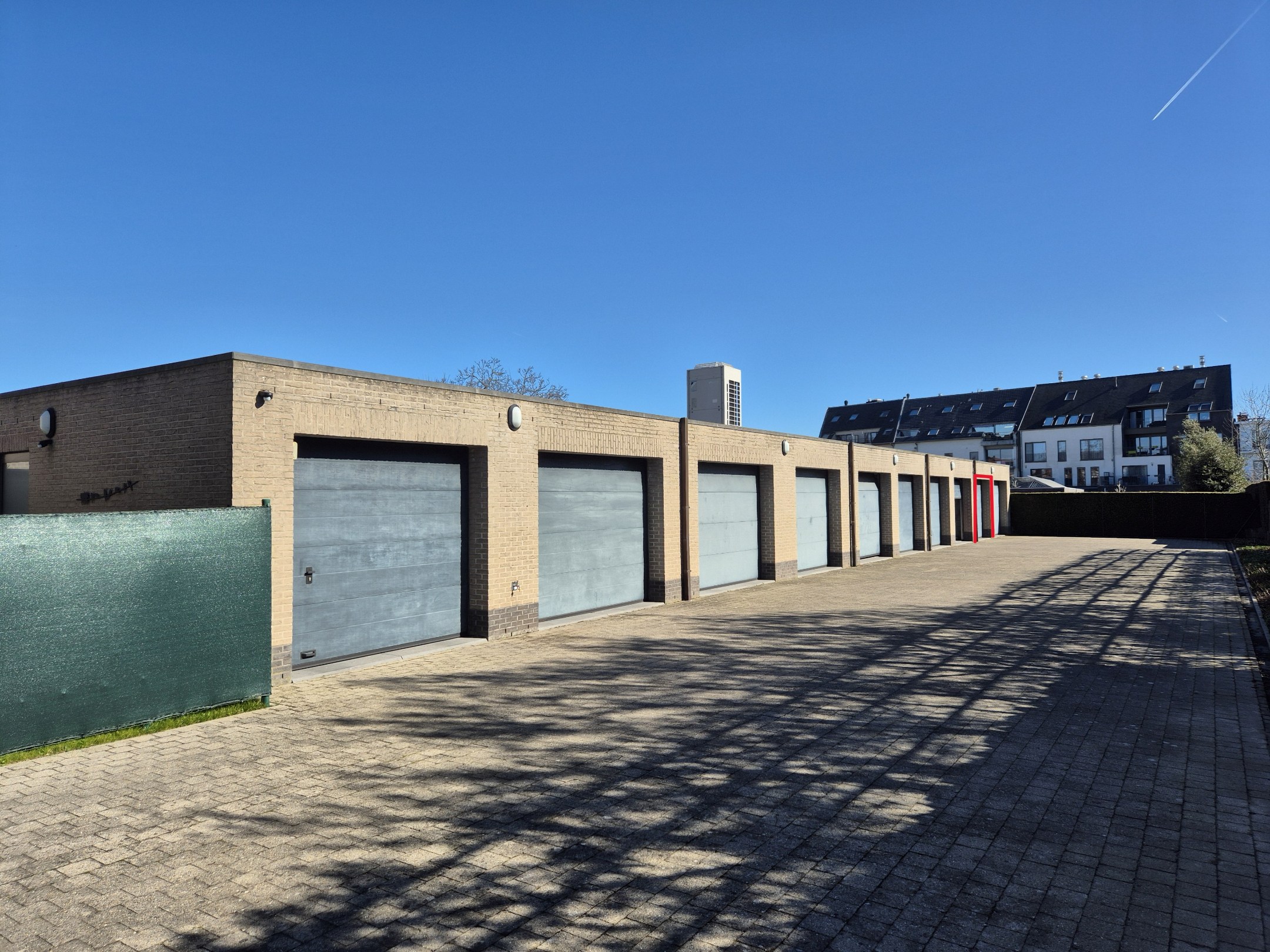 Goed gelegen, afgesloten garage. 