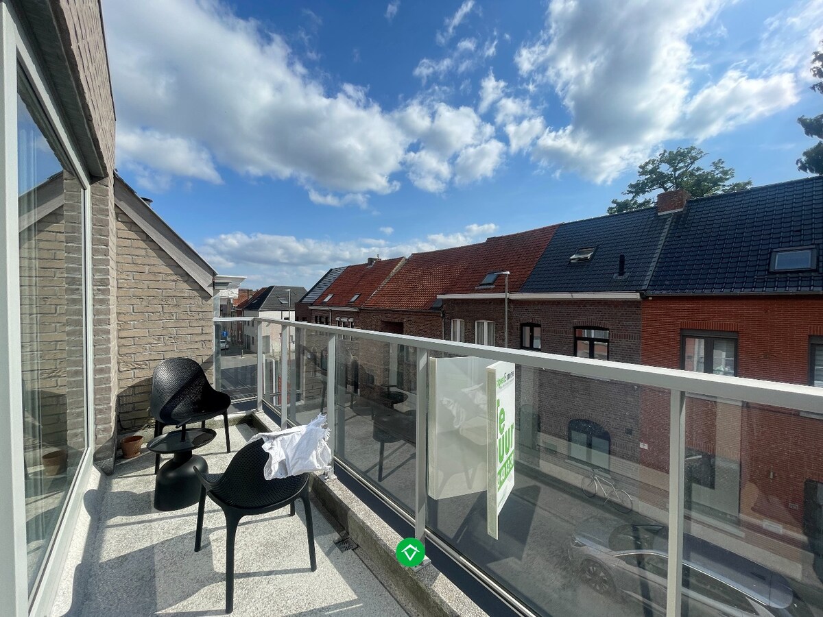 Ruim, lichtrijk appartement met 2 slaapkamers en autostandplaats te Roeselare 