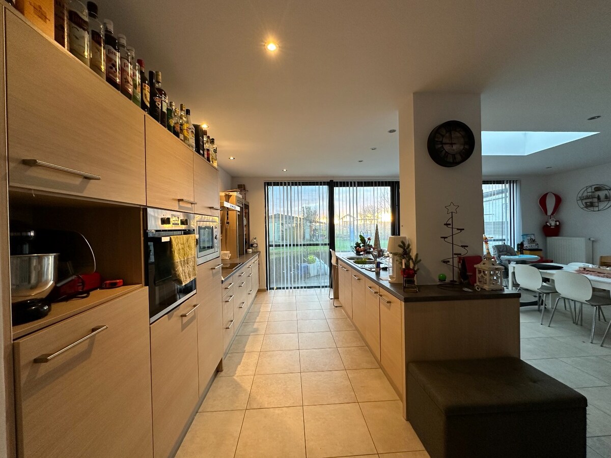 Volledig vernieuwde woning met dubbele garage 