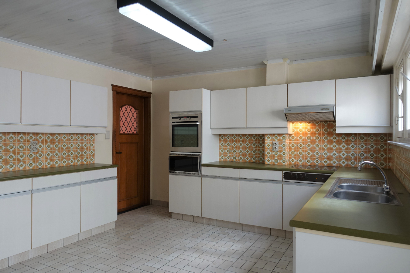 Half-open woning met garage/loods op uitstekende ligging 