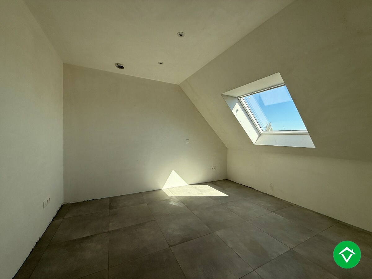 Centraal gelegen nieuwbouwwoning met 3 slaapkamers, tuin en overdekte autostaanplaats 