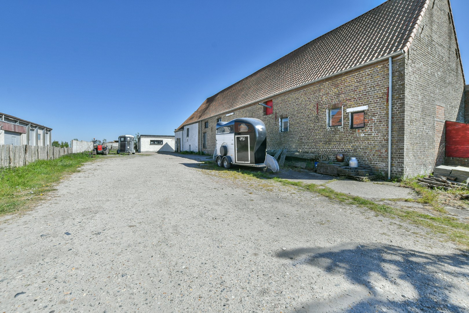 Authentieke hoeve met bouwland &amp; stallen op unieke landelijke ligging tussen De Haan en Nieuwmunster 