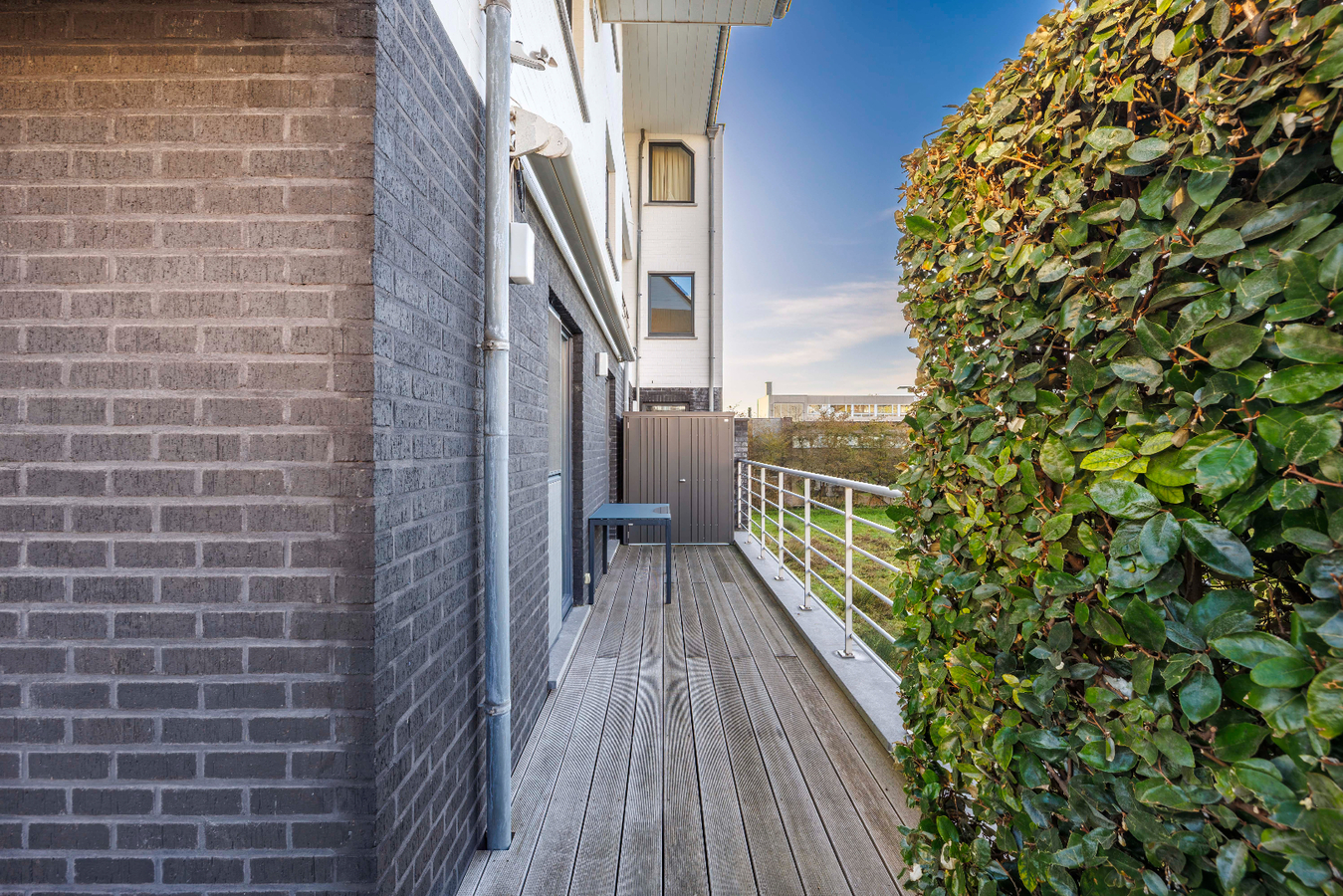 Gelijkvloers appartement met uitzonderlijk zonnig terras en zicht op natuurgebied, op een boogscheut van de zeedijk te Heist. 