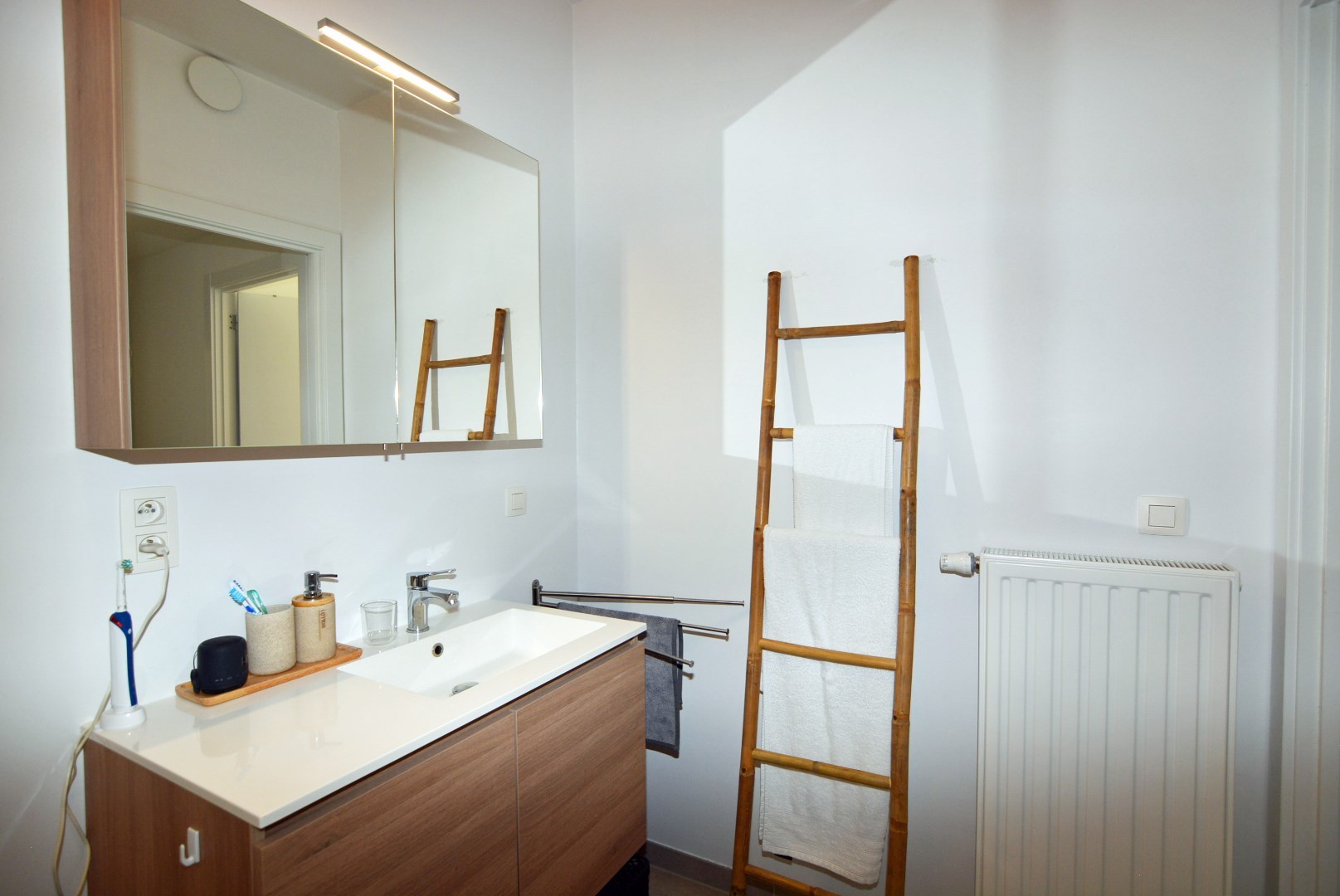 Modern, energiezuinig appartement met 2 slpks, terras, autostaanplaats en kelderberging. 