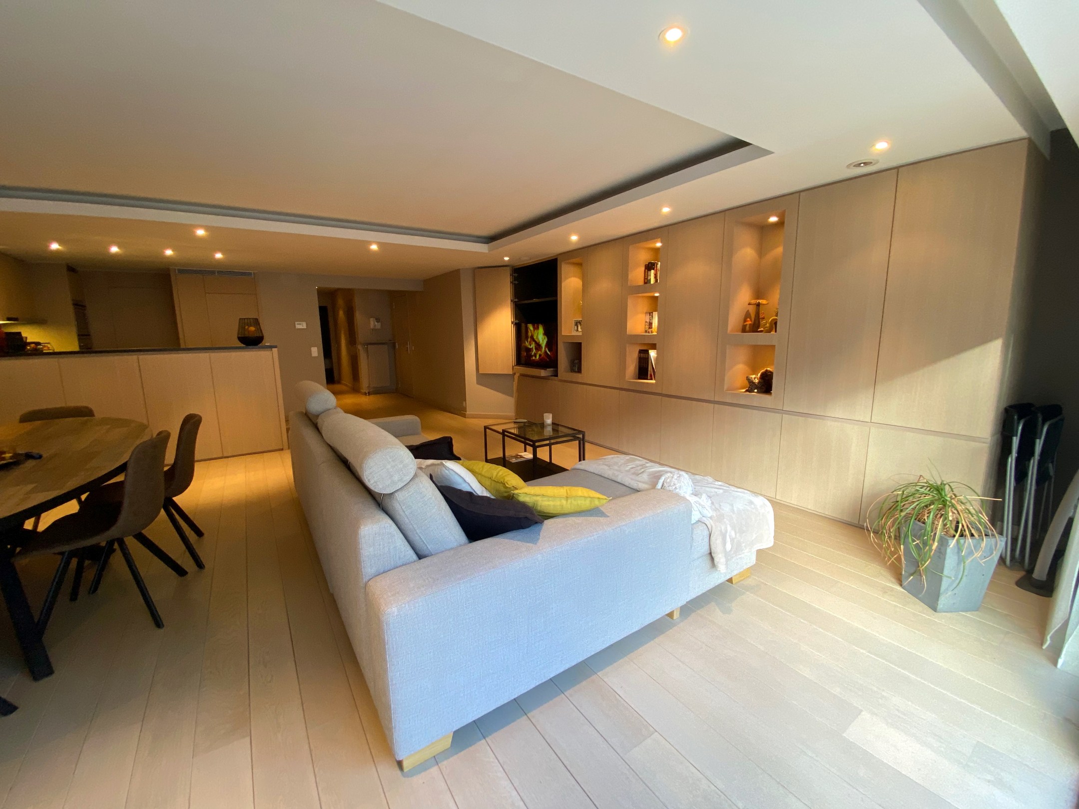 Non-meublé - Appartement spacieux et confortable avec 2 terrasses, idéalement situé sur la Lippenslaan. 