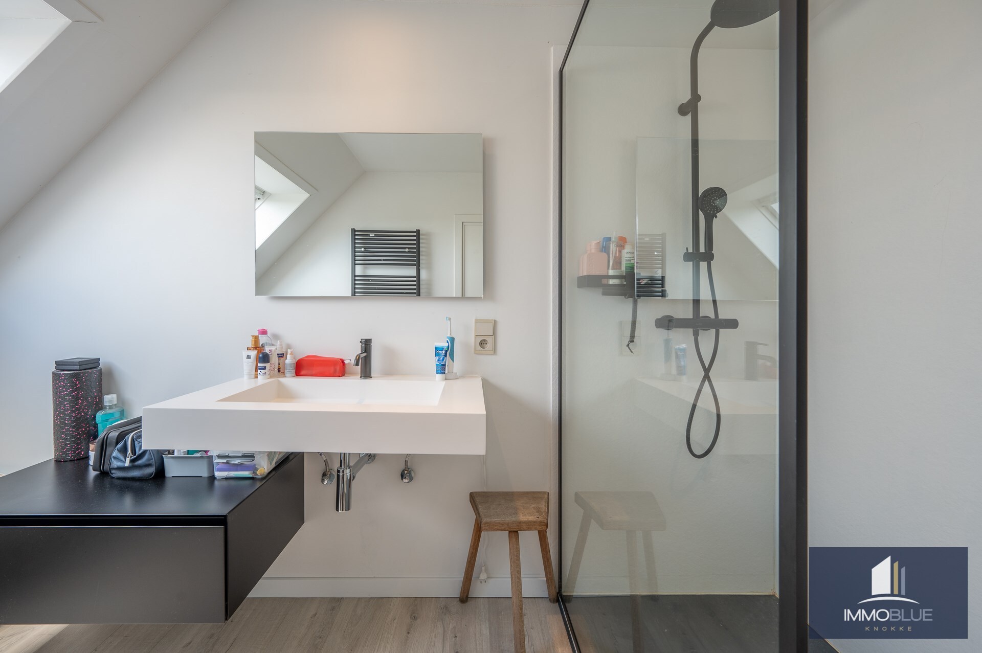 Charmante hoeve met volledig ingericht atelier gelegen op een perceel van ongeveer 5.500 m². 