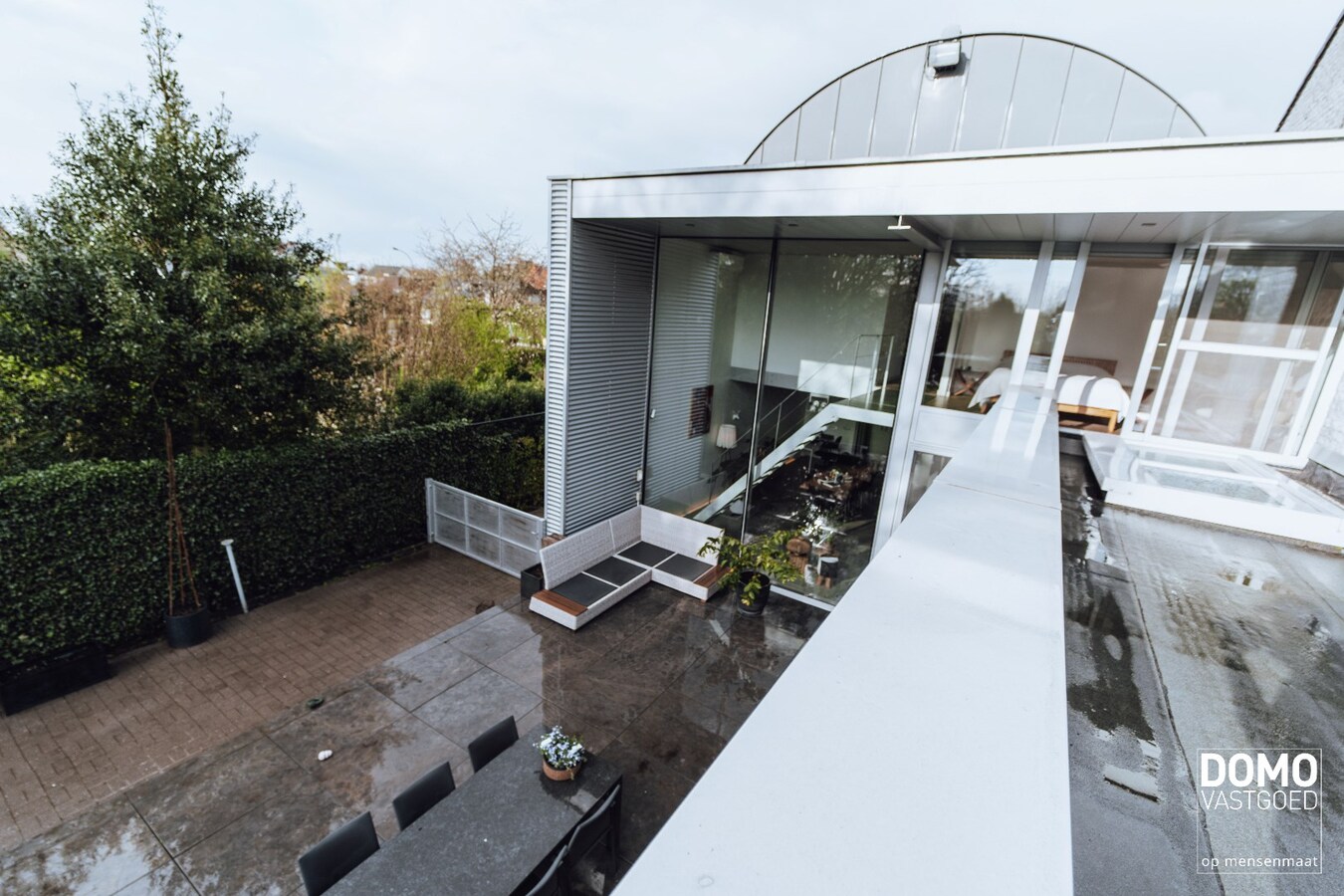 UNIEKE HALF OPEN WONING IN INDUSTRIËLE LOOK MET 3 SLAAPKAMERS, 2 BADKAMERS EN TUIN GELEGEN TE HASSELT 