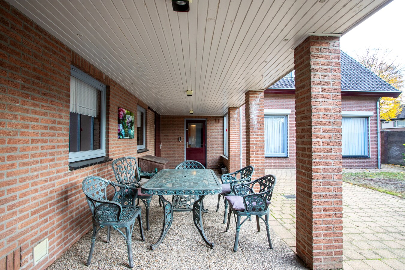 Degelijke vrijstaande woning met groot bijgebouw gelegen op een hoekperceel in Hooge Mierde. 
